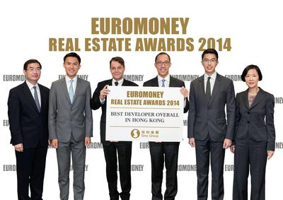 信和置业有限公司执行董事黄永光先生(右三)接受由财经杂志《欧洲货币》(Euromoney)亚洲区主管Marcus H Langston(左三)颁发“香港较佳发展商”殊荣。信和置业其他管理层代表(由左至右):企业财务部总经理麦志辉先生、项目助理黄永耀先生、主席行政助理黄永龙先生及财务总裁兼公司秘书李蕙兰女士。