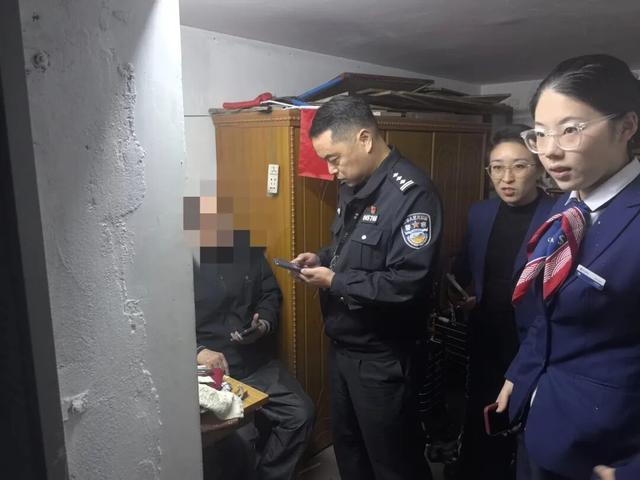 老人买了30万元金条，董事和银行经理上门拜访……